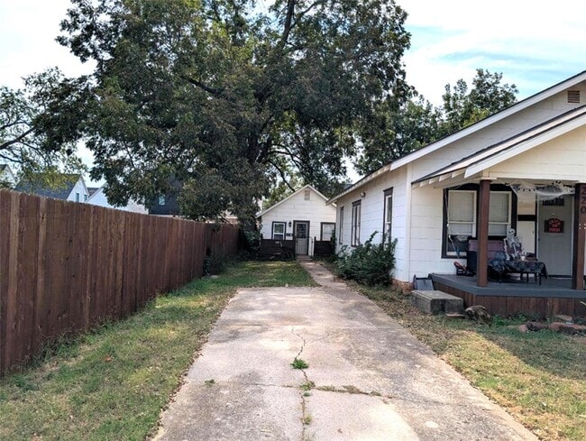 Primary Photo - 220 W Main St
