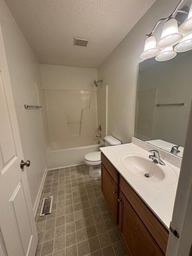 Building Photo - 136 Creek Commons Ave