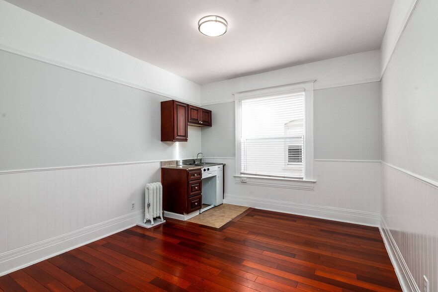 Interior Photo - 1008 Larkin