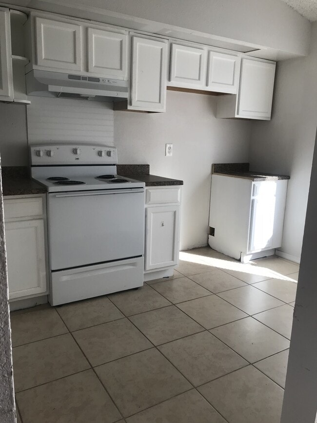 Building Photo - IMMEDIATE  MOVE IN!!!!!Cute 2 Bed / 2 Bath Unit in Pine Hills For Rent