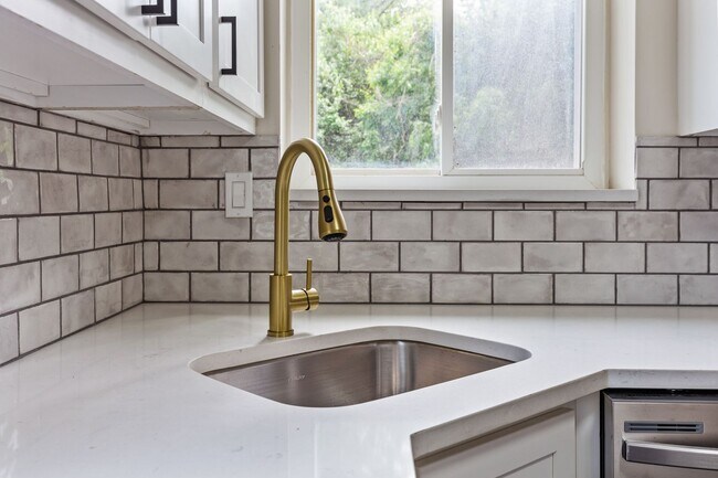 Building Photo - Charming University City Home in a Prime Location