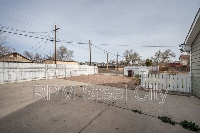 Building Photo - 903 W 15th St