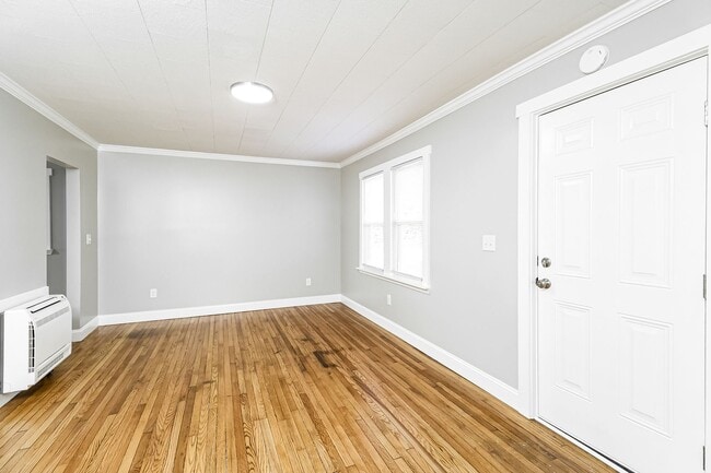 Building Photo - 2/1 House - Just Renovated Kitchen & Bath