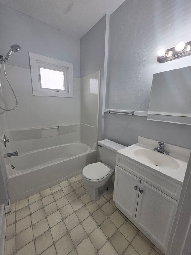 Building Photo - Kent 1 Bedroom 1 Bath (Upstairs Apartment)