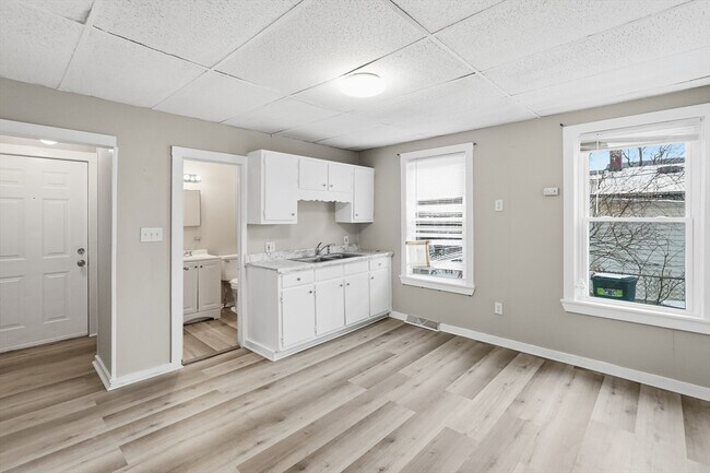 Building Photo - 14 Hacker St