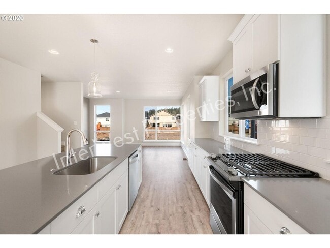 Building Photo - *1/2 OFF 1ST MONTH'S RENT PROMO* BEAUTIFUL...