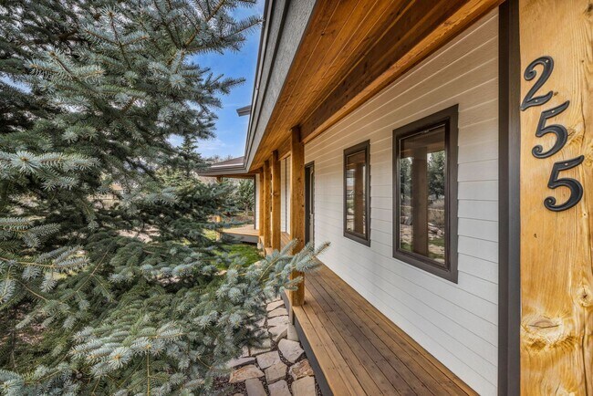 Building Photo - Stunning Mountain Retreat