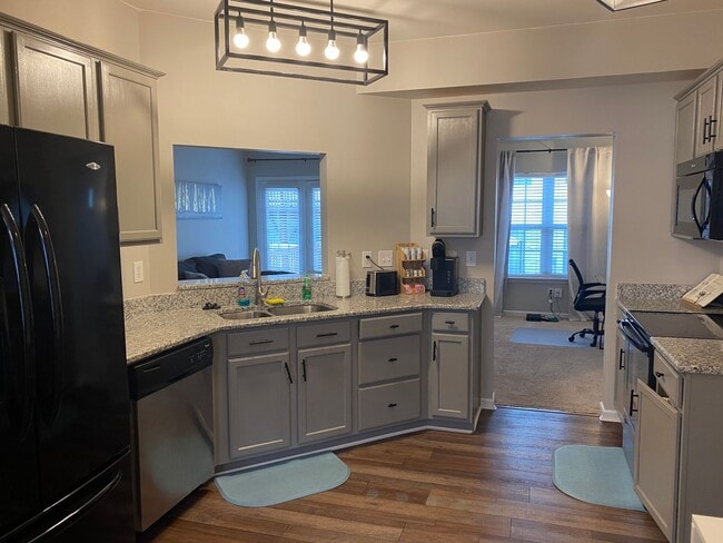 Building Photo - MOVE-IN READY!