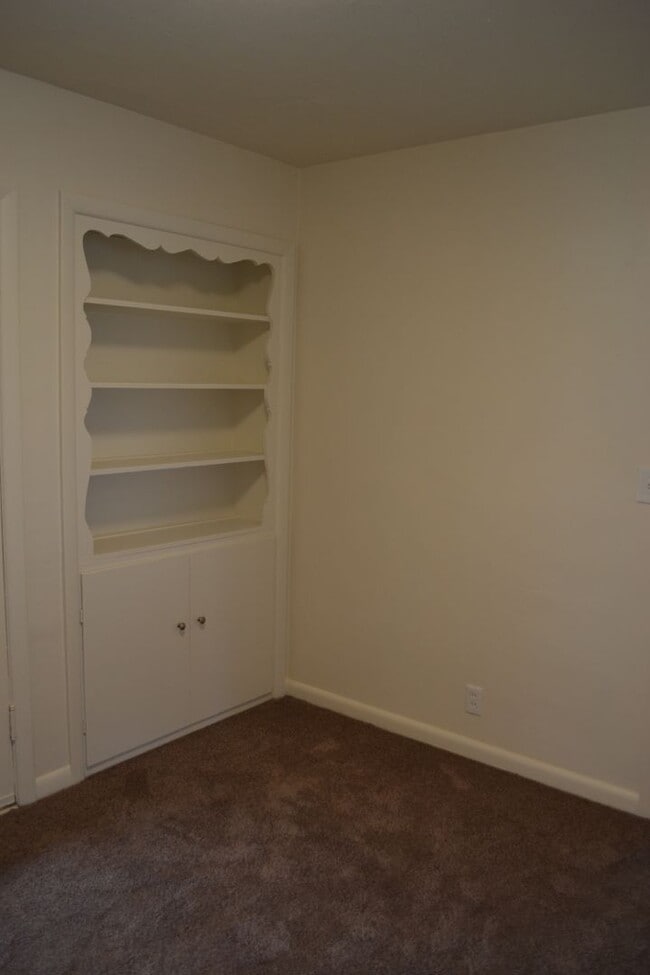 Building Photo - Quaint two-bedroom charmer in Northeast Salem