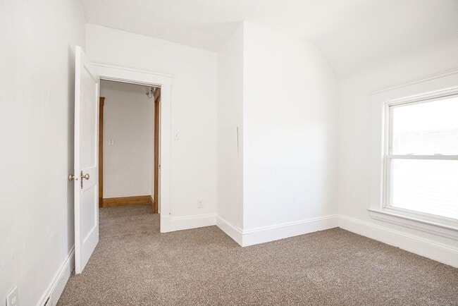 Building Photo - 3 BED 1 BATH BEAUTIFUL SINGLE FAMILY HOME ...