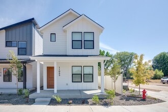 Building Photo - Beautiful 2 Bedroom Cottage Now Available!