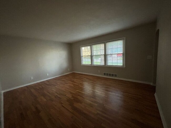 Building Photo - 2BR w/ Large Backyard near Pleasant Hill