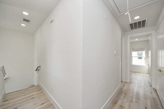 Building Photo - 6549 Sealey St
