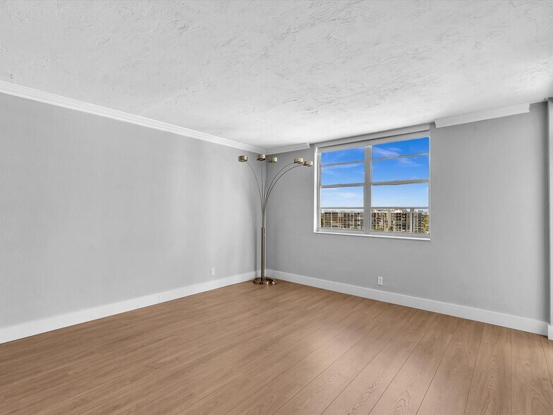 Building Photo - 3001 S Ocean Dr