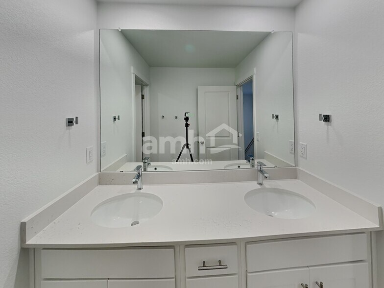 Building Photo - 6620 S Newbern St