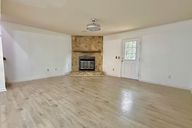 Building Photo - AVAILABLE END OF AUGUST 2026! (No pets preferred)