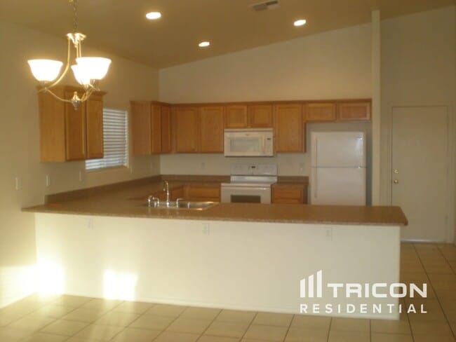 Building Photo - 15613 N Poppy St