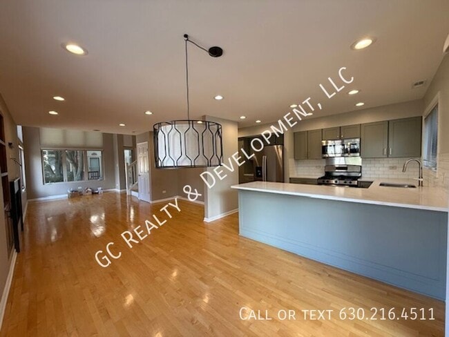 Building Photo - 220 Des Plaines Ave