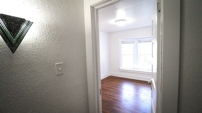 Building Photo - 3 Bedroom House