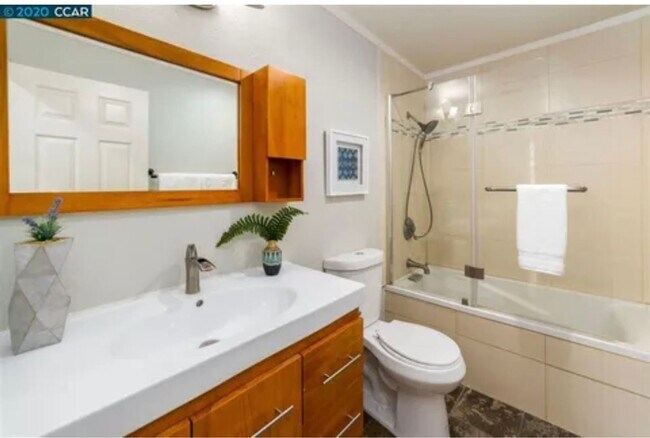 Building Photo - Two Bedroom/Two Bathroom Condo Available i...