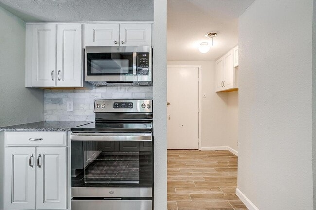 Building Photo - Amazing Home in Western Hills- 3 bed, 1.5 ...