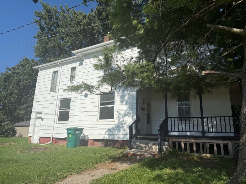 Building Photo - 409 W Hempstead Ave