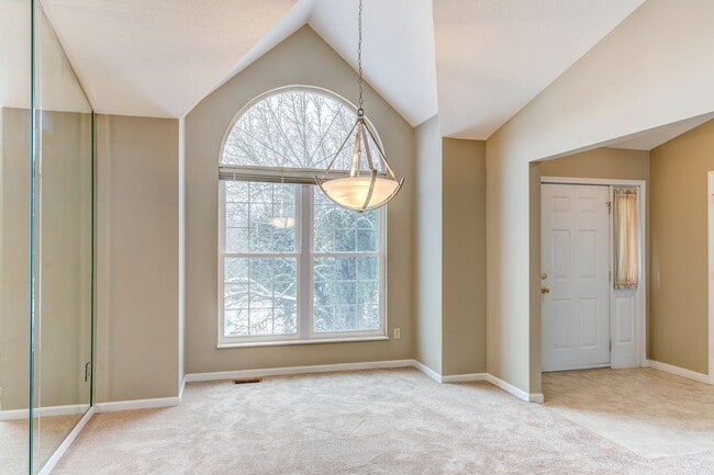 Building Photo - SPACIOUS 3 BEDROOM 2 BATH W/2 CAR GARAGE