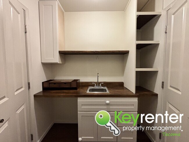 Building Photo - Spacious 4-Bedroom, 2.5 Bath Dupont Rental 5 Minutes from JBLM – Over 2,600 Sq Ft of Comfort