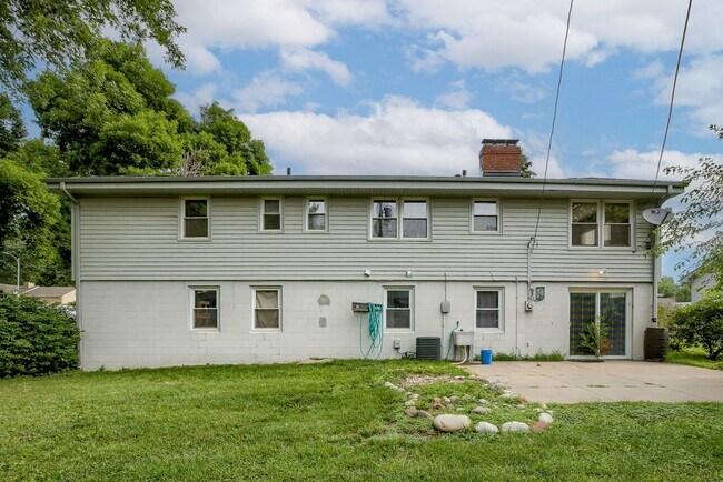 Building Photo - Updated 3 Bedroom With Finished Lower Leve...
