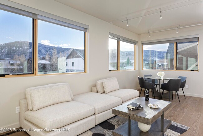 Building Photo - 113 Valley Ct