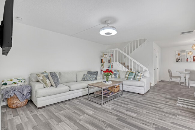Building Photo - 712 Springdale Cir