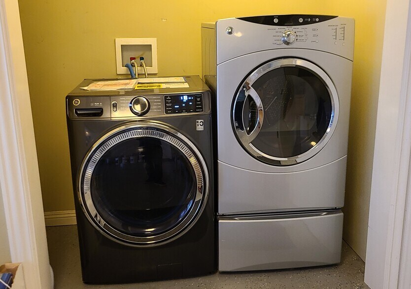 Building Photo - 229 W End Ave