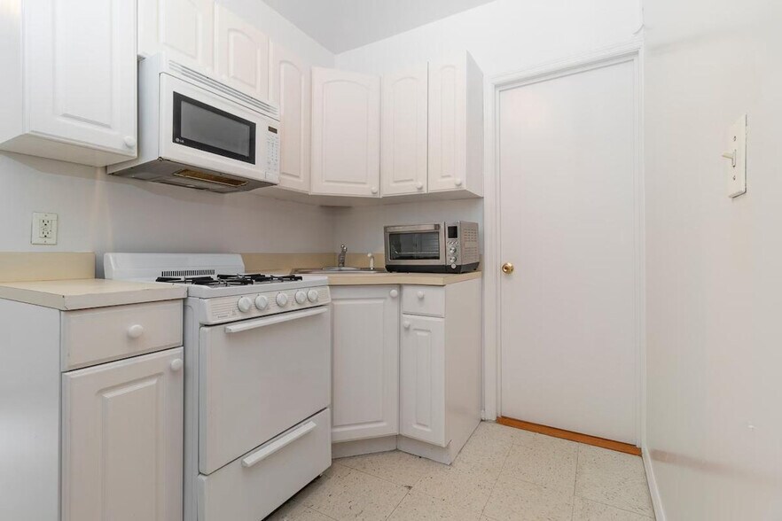 Building Photo - 322 E 93rd St