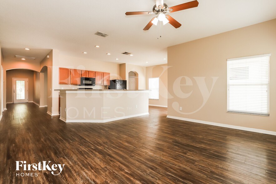 Building Photo - 734 Star Pointe Dr