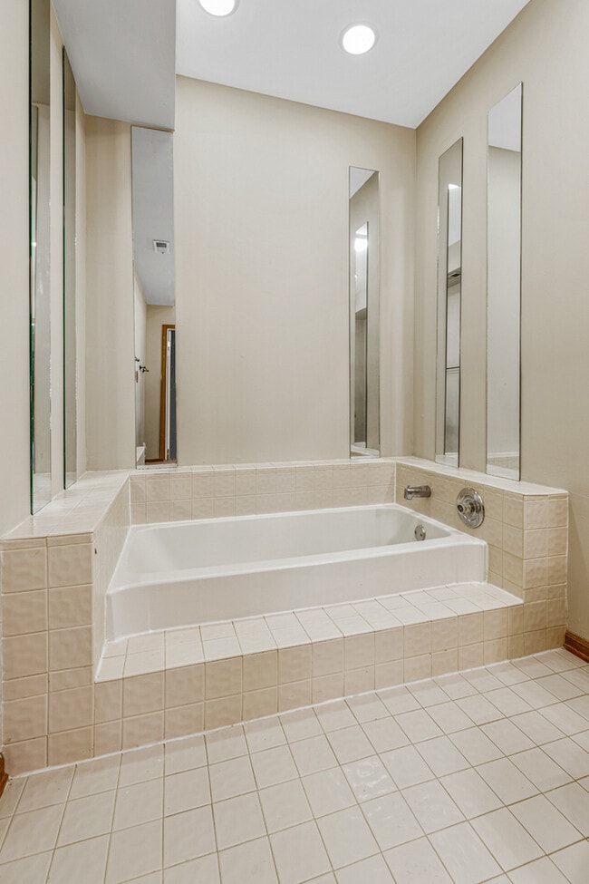 Building Photo - 1665 Commodore Ct