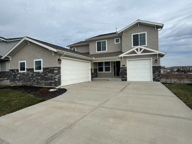 Building Photo - Luxury 5BR 4 BA Home w/ Pool and Clubhouse Access in GREAT location!