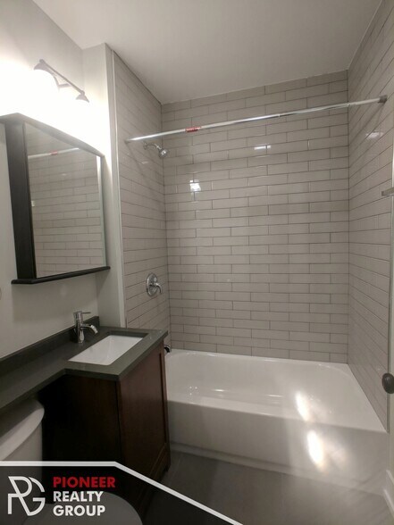 Building Photo - 813 W Cornelia Ave