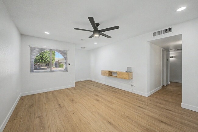 Building Photo - 2303 E Inverness Ave