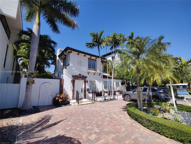 Building Photo - 1823 S Bayshore Ln