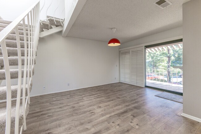 Building Photo - 1709 Cam De Villas