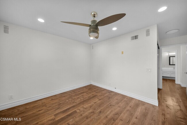 Building Photo - 561 Walter Ave