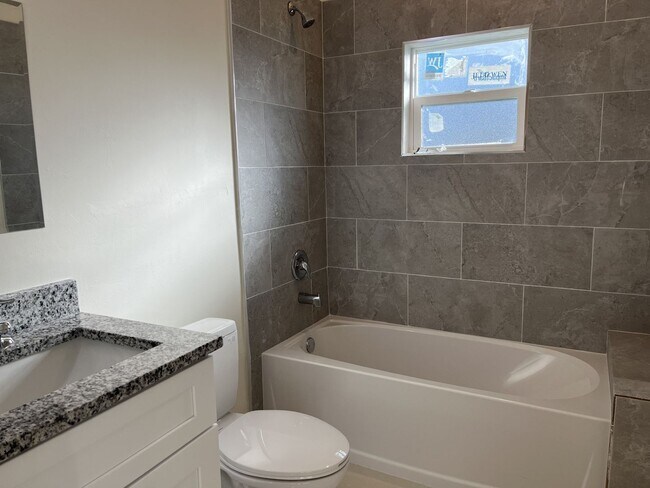 Building Photo - New-MOVE IN READY SW LEHIGH ACRES, 2 BED 2...