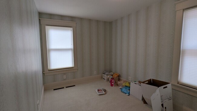 Building Photo - Welcome to this fully furnished 3-bedroom, 1.5-bath home in Massillon