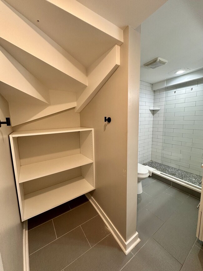 Building Photo - 736 N Throop St