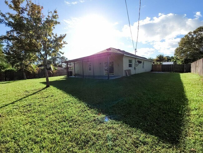 Building Photo - 185 SW Exmore Ave