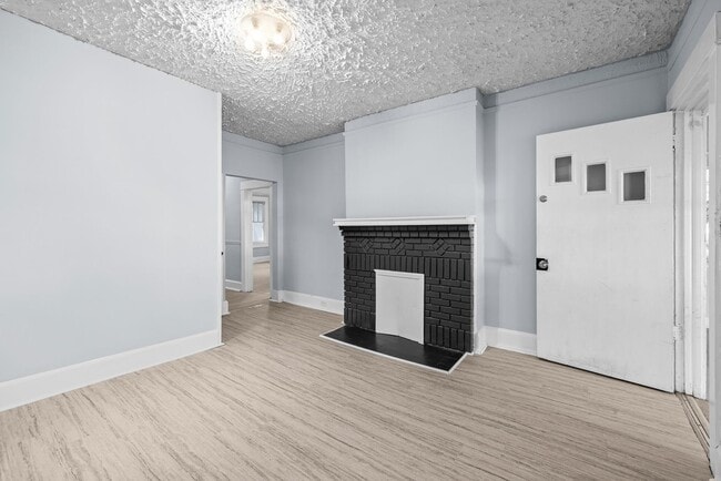 Building Photo - Beautiful 3 Bedroom 2 Bath