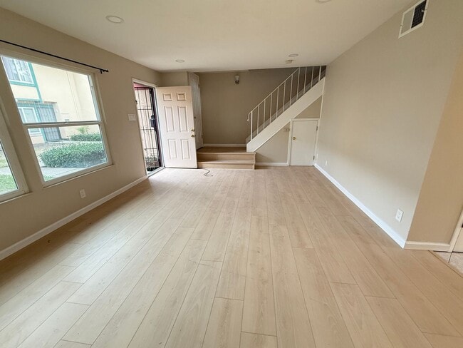 Building Photo - 27755 Del Norte Ct