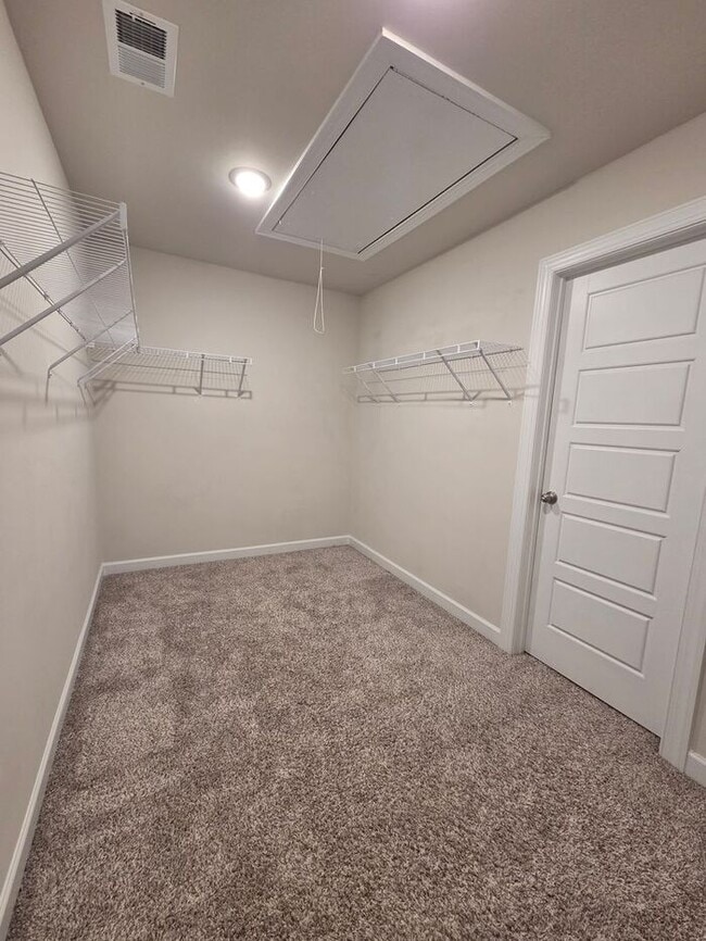 Building Photo - Beautiful and spacious! Ready for move in!