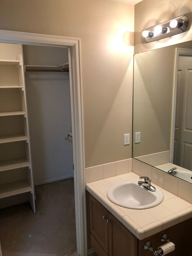 Building Photo - 2-Bedroom in Beaverton near Progress Ridge...