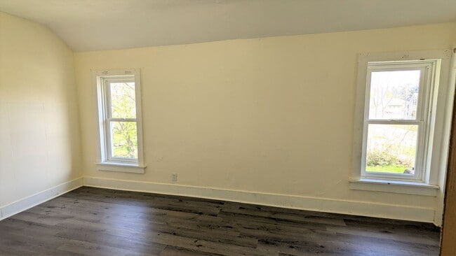 Building Photo - 1045 Kenneth- Large house with basement